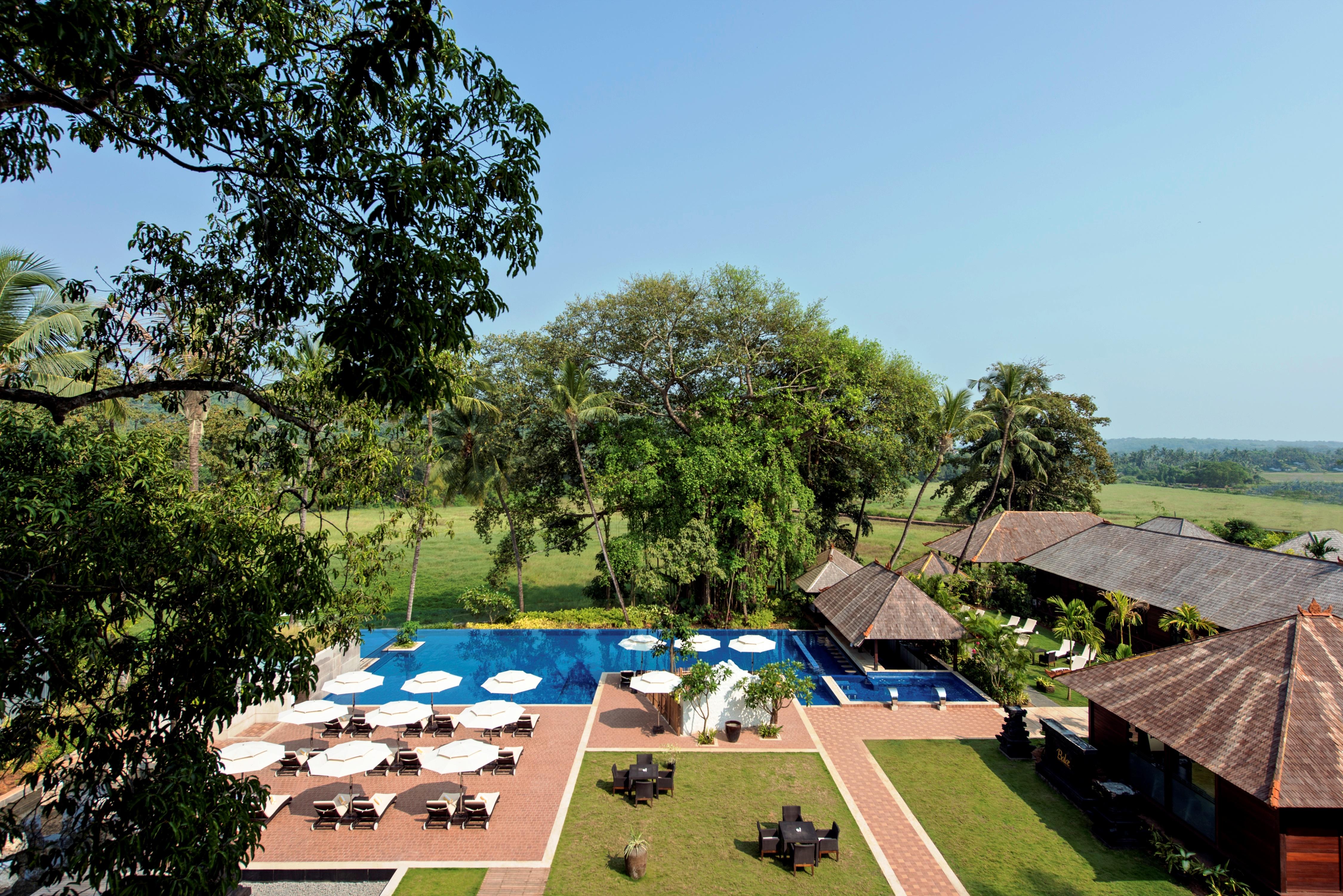 Novotel Goa Resort & Spa Candolim Exterior foto The pool at the Taj Bengal