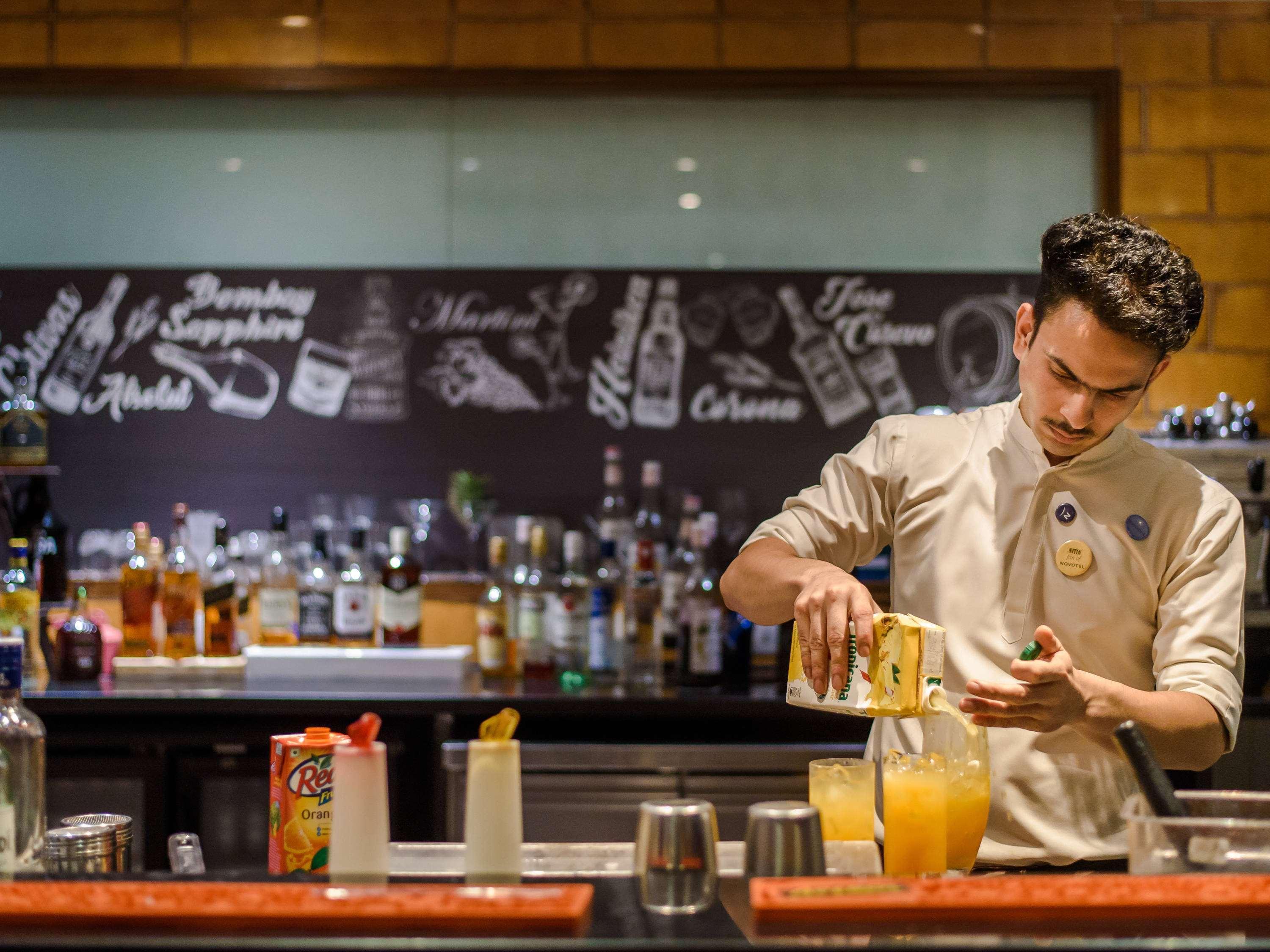 Novotel Goa Resort & Spa Candolim Exterior foto A bartender at work